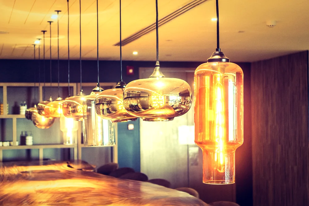 Oświetlenie w projektowaniu wnętrz – jak barwa światła wpływa na produktywność?
