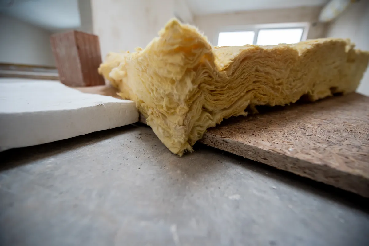 Izolacja ścian zewnętrznych: styropian vs wełna vs pianka PIR (praktyczne porównanie)