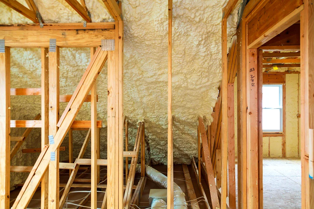 Ocieplenie poddasza: piana PUR czy wełna mineralna? Porównanie parametrów