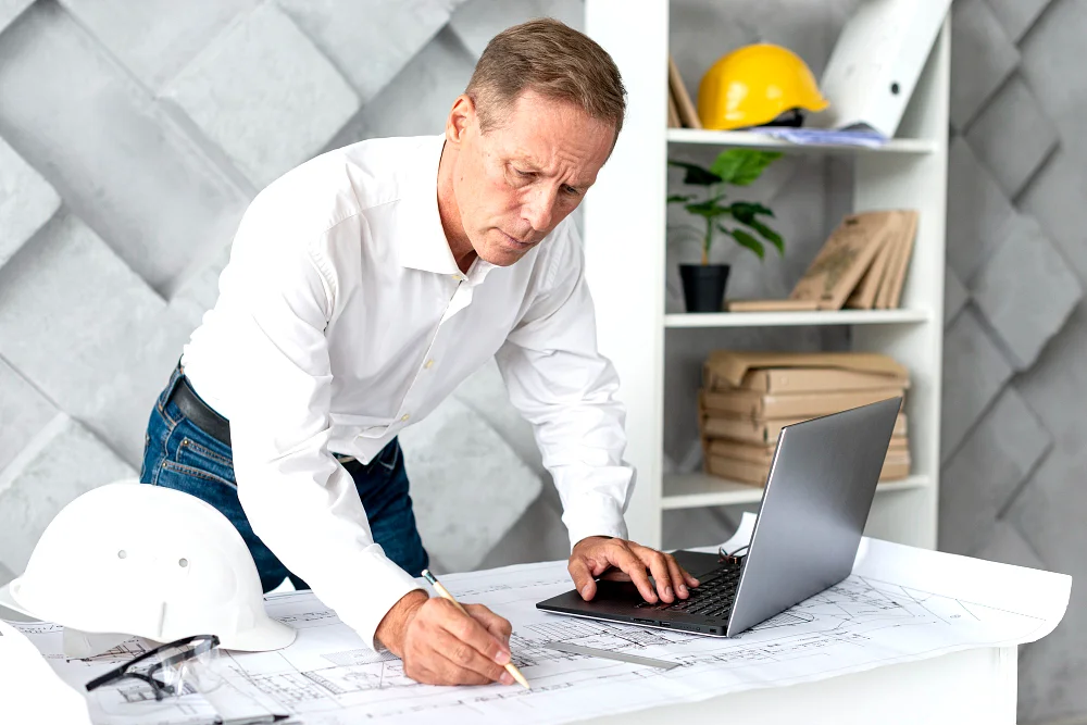 B2B czy umowa o pracę? Co się bardziej opłaca specjaliście w branży projektowej?